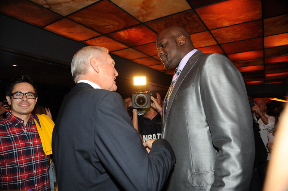 他在连续两 他在连续两