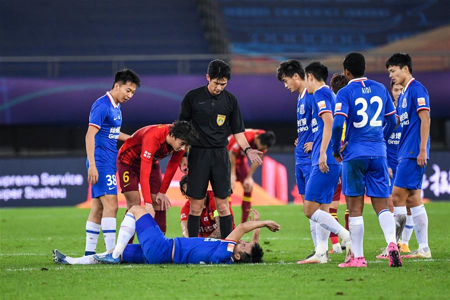 他前顶断球 他前顶断球